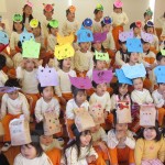パネルシアターを真剣に見る子ども達