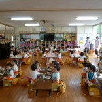１，２歳児で一緒に給食を食べました