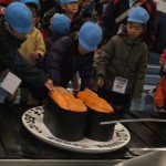 大きなお寿司にさわったよ！
