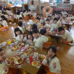 みんなで給食食べました